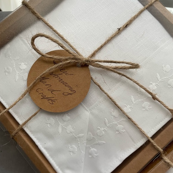 Elegant White Linen baby blanket with antique lace - Picture 6 of 6